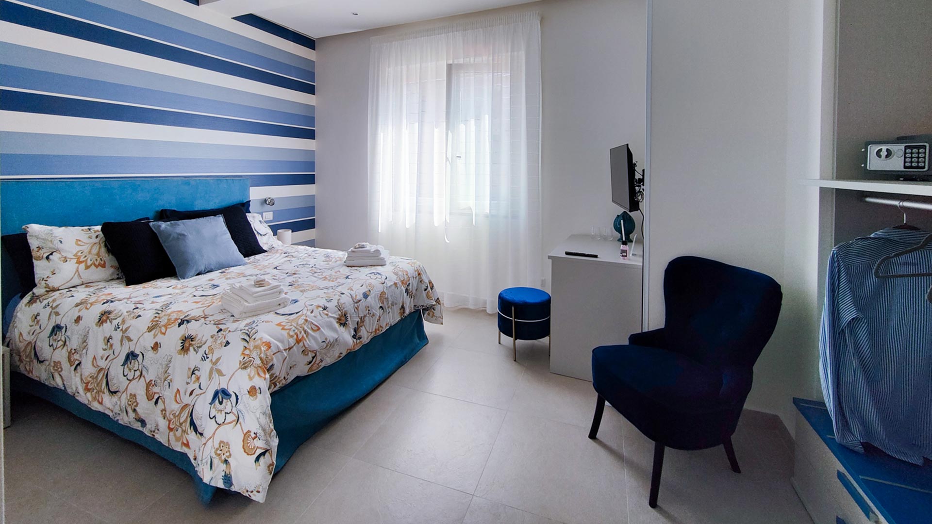 slide_roomblue